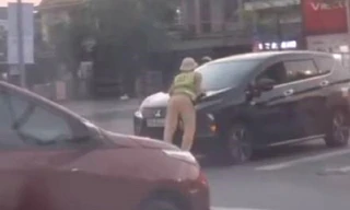 Cảnh sát giao thông bám trên nắp capo ô tô bị kéo lê hàng chục mét