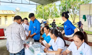 Thanh niên hỗ trợ khám, phát thuốc miễn phí cho bà con vùng lũ