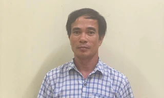 Tạm giữ hình sự người đàn ông tấn công, cầm bút đòi “chọc vào mặt” nữ bác sĩ