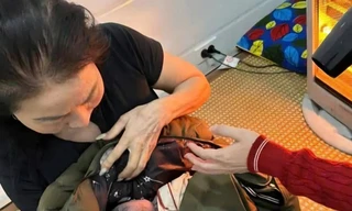 Bé trai sơ sinh còn nguyên dây rốn bị bỏ rơi ở bờ mương