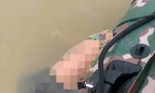 Tìm thấy thi thể hai bé gái trong vụ bố ôm con nhảy cầu Bến Thủy