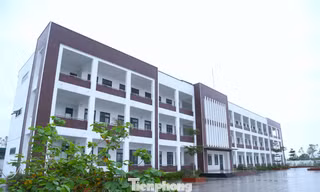 Trường mới xây bỏ không, cô trò chen chúc trong phòng học xuống cấp