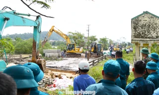 Hàng trăm người nỗ lực ‘vá’ bờ sông Vinh 