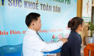 Khám phổi miễn phí cho hàng trăm người dân xã vùng cao Nghệ An