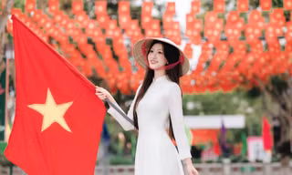 Cờ bay đỏ rực trời quê, sen hồng ngát tỏa lối về Kim Liên