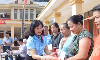 Hơn 200 suất quà đến với người dân vùng rốn lũ biên giới Nghệ An