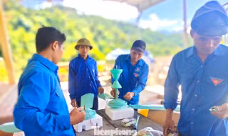 Lắp đặt gần 200 quạt trần trước thềm năm học mới cho học sinh miền núi Nghệ An