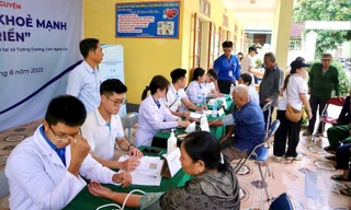 Khám, phát thuốc miễn phí người dân vùng lũ Nghệ An