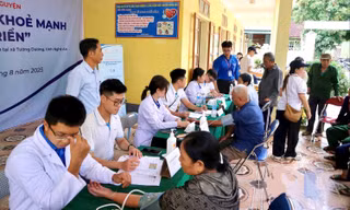 Khám, phát thuốc miễn phí người dân vùng lũ Nghệ An
