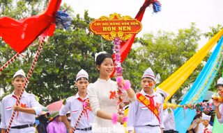 Người dân đội mưa xem thiếu nhi Nghệ An duyệt nghi thức Đội