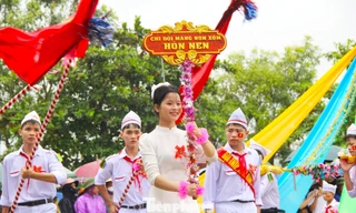 Người dân đội mưa xem thiếu nhi Nghệ An duyệt nghi thức Đội