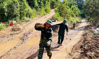 Mướt mồ hôi giúp người dân dọn bùn đất sau lũ
