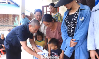 Báo Tiền Phong cùng các đơn vị trao quà tới bà con vùng lũ Nghệ An 