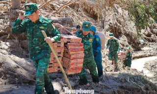 Vượt núi, vượt sông cõng hàng cứu trợ vào tiếp tế người dân đang bị cô lập do lũ