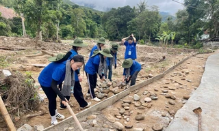 Mùa hè xanh khó quên của nhóm sinh viên mắc kẹt trong tâm lũ