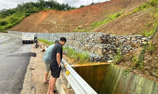 Phát hiện thi thể người đàn ông nằm cạnh xe máy dưới mương sâu hơn 2m