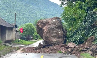 Tảng đá hàng chục tấn lăn xuống chắn ngang quốc lộ sau bão