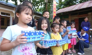 Vinamilk, báo Tiền Phong mang yêu thương về với bà con vùng lũ Nghệ An