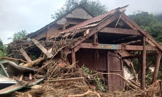 Lũ lịch sử, cả trăm ngôi nhà một xã ở Nghệ An hư hỏng hoàn toàn