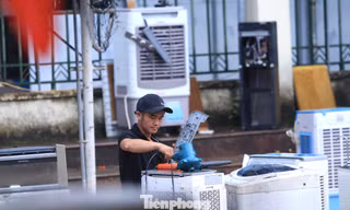 Bạn trẻ đến vùng lũ sửa đồ điện miễn phí giúp người dân