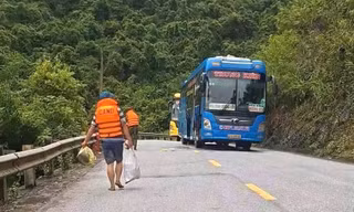 2 xe khách chở hơn 20 hành khách mắc kẹt gần 1 ngày trên đường ngập lũ ở Nghệ An