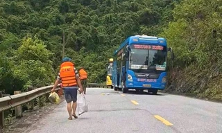 2 xe khách chở hơn 20 hành khách mắc kẹt gần 1 ngày trên đường ngập lũ ở Nghệ An