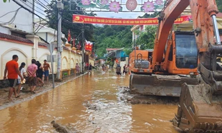 Đến trưa 23/7, nước lũ ở xã Mường Xén (Nghệ An) đã rút để lại cảnh tan hoang, đất cát, rác bủa vây khắp các con đường, nhà dân.