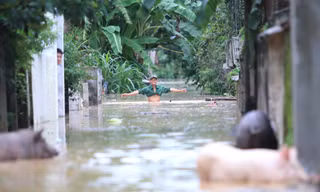 'Gần 60 tuổi, lần đầu tôi thấy lũ lớn như vậy'