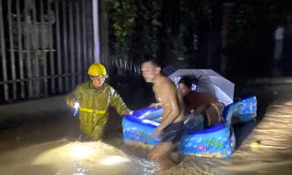Trắng đêm hỗ trợ người dân chạy lũ