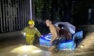 Trắng đêm hỗ trợ người dân chạy lũ