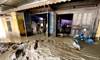 Người dân bới bùn đất tìm tài sản sau lũ dữ