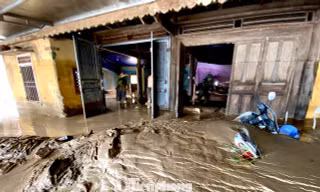 Người dân bới bùn đất tìm tài sản sau lũ dữ