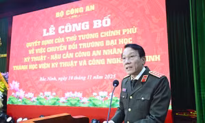 Bộ trưởng Lương Tam Quang trao quyết định của Bộ Công an cho Ban giám đốc Học viện Kỹ thuật và Công nghệ an ninh. Ảnh: Bộ Công an
