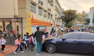 Ô tô Lexus của hiệu trưởng chắn lối và lời cảnh báo an toàn ở trường học