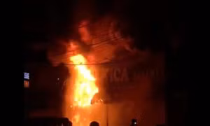 [CLIP] Tiệm bánh ở trung tâm TPHCM cháy trơ khung lúc rạng sáng