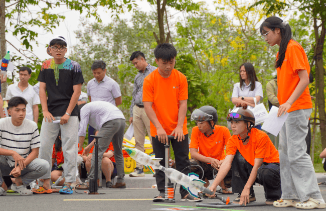 Giải vô địch Quốc gia STEM, AI và Robotics: Các kĩ sư tương lai thử sức với tên lửa nước