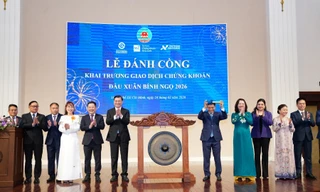 Tỷ phú Nguyễn Thị Phương Thảo và Bộ trưởng Tài chính Nguyễn Văn Thắng đánh cồng khởi động HOSE, thị trường bật xanh