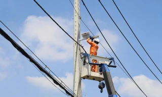 Bạn trẻ ngành điện TPHCM chung tay thắp sáng đường nông thôn tại Bình Hưng 