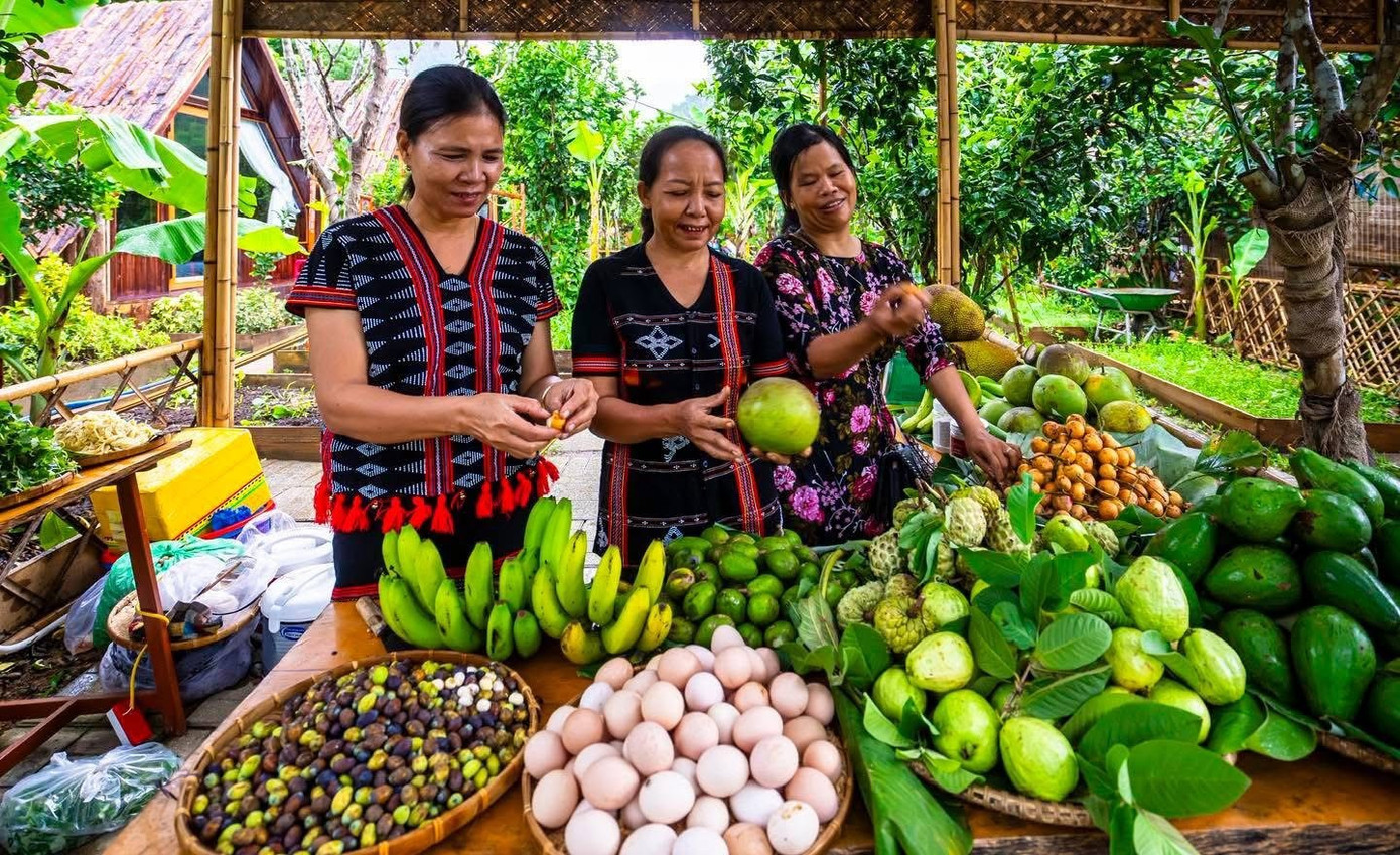 ផលិតផលស្អាតជាច្រើនដែលប្រជាជន Co Tu ត្រូវបានប្រើប្រាស់ រួមចំណែកលើកកម្ពស់ប្រាក់ចំណូល និងលើកកំពស់ជីវភាពរស់នៅ។ phattriendulichimg-1857.jpg