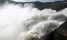 Thủy điện Hoà Bình tiếp tục mở cửa xả đáy số 3