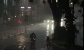 Vì sao bão chưa vào, miền Bắc đã hứng mưa dông dữ dội?