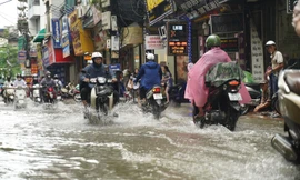 Mưa bão còn kéo dài ở Hà Nội