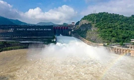 Lũ lên trên sông Đà, thuỷ điện Hòa Bình mở cửa xả đáy