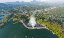 Thủy điện Thác Bà xả lũ