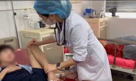 Cậu bé 14 tuổi mất khả năng đi lại sau vết cắn của lợn