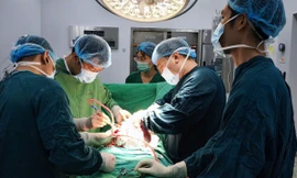 Cô gái mang khối u buồng trứng gần 3 kg mà không hay biết