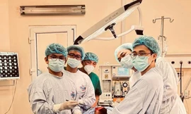 Việt Nam lần đầu thay khớp gối tăng trưởng cho trẻ ung thư xương