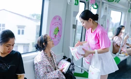 Đoàn tàu ‘khoác áo hồng’ lan tỏa thông điệp phòng chống ung thư vú