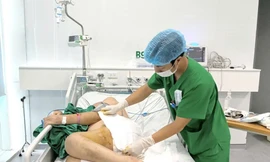 Sốc nhiễm trùng huyết, hoại tử toàn bộ mông - đùi vì vài nốt mụn nhỏ