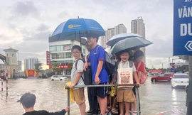Hà Nội: Mưa ngập kẹt đường, nhiều trường lo bữa tối, cho học sinh ngủ lại qua đêm